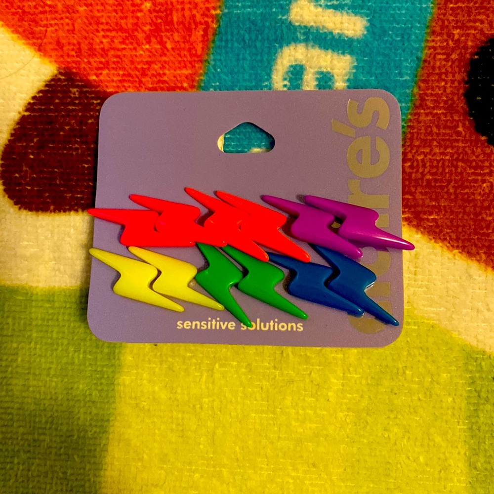 I am selling earrings.